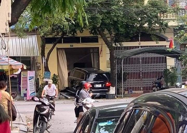 Chiếc xe Mercedes lao thẳng vào nhà dân trước khi gây tai nạn chết người. Chiếc xe Mercedes lao thẳng vào nhà dân trước khi gây tai nạn chết người.