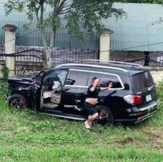 Tài xế bỏ chạy sau khi gây ra tai nạn. Tài xế bỏ chạy sau khi gây ra tai nạn.