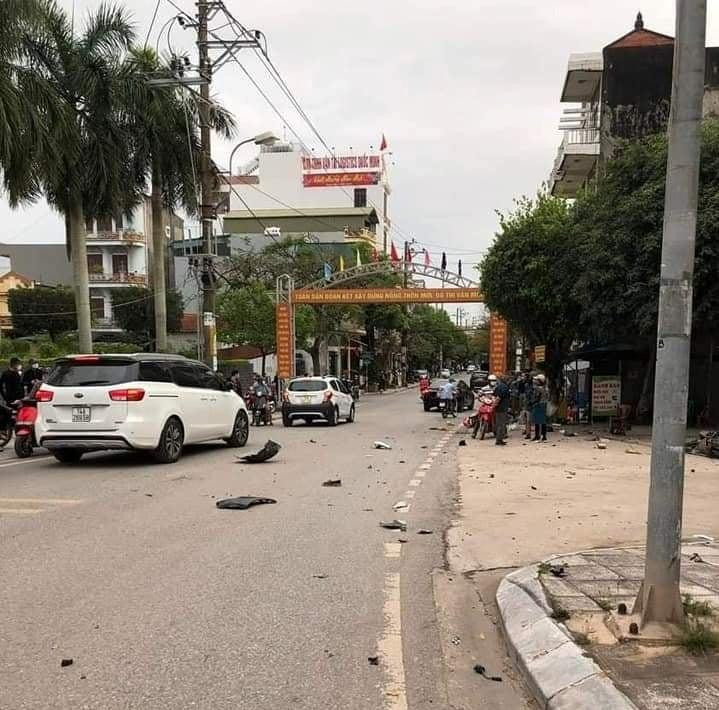 Hiện trường vụ tai nạn liên hoàn khiến 2 người thương vong. Hiện trường vụ tai nạn liên hoàn khiến 2 người thương vong.