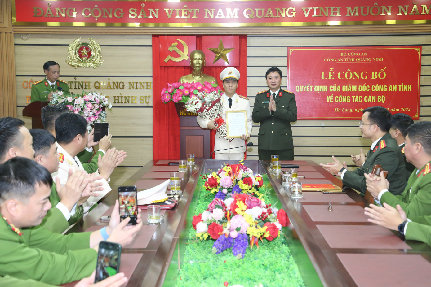 Thượng tá Trần Quang Tuấn, Trưởng phòng Tổ chức cán bộ trao Quyết định của Giám đốc Công an tỉnh bổ nhiệm Thượng tá Nguyễn Trọng Hùng giữ chức vụ Trưởng phòng Cảnh sát hình sự.