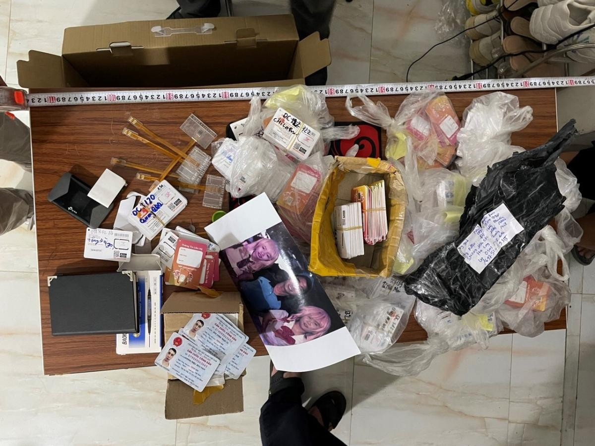 Hơn 2 nghìn sim điện thoại, 7 khay gắn sim ngoài cùng những tang vật khác bị thu giữ. Hơn 2 nghìn sim điện thoại, 7 khay gắn sim ngoài cùng những tang vật khác bị thu giữ.