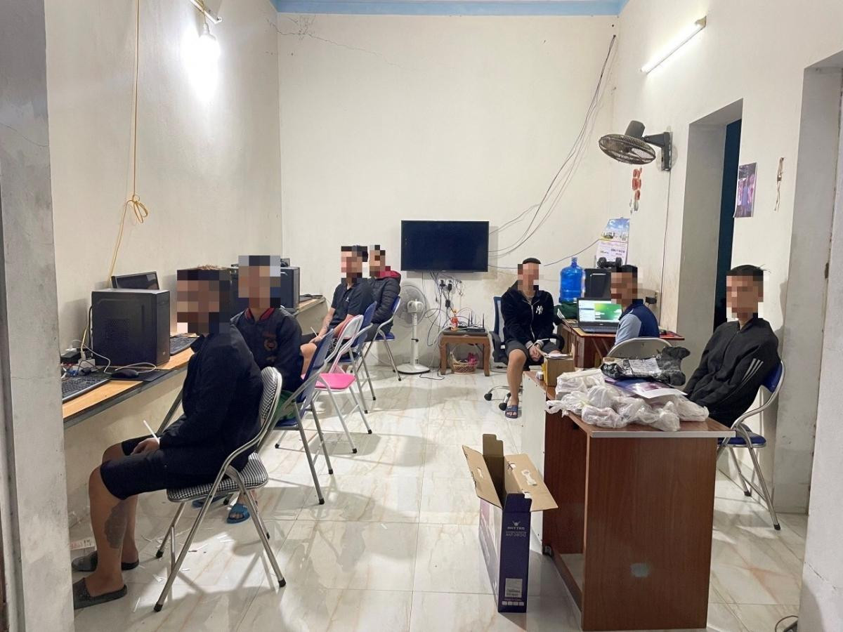 Các đối tượng bị bắt giữ cùng tang vật. Các đối tượng bị bắt giữ cùng tang vật.