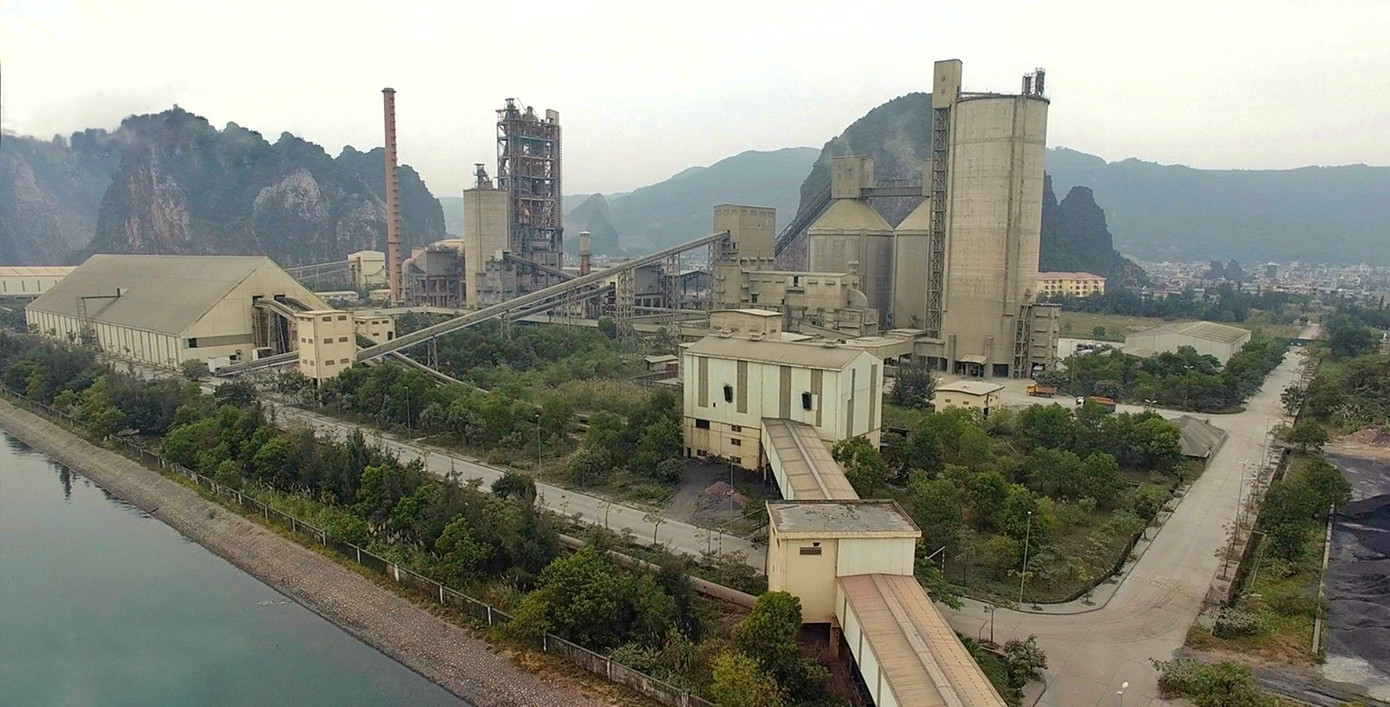 Sẽ di dời Nhà máy xi măng Cẩm Phả để phát triển dịch vụ, du lịch. Sẽ di dời Nhà máy xi măng Cẩm Phả để phát triển dịch vụ, du lịch.