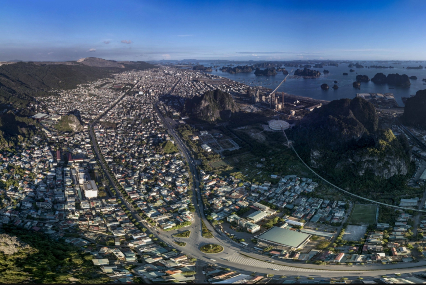 TP. Cẩm Phả hiện nay. TP. Cẩm Phả hiện nay.