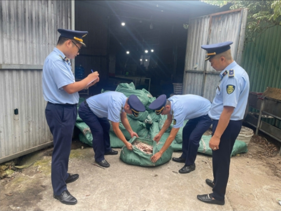 Móng Cái bắt giữ gần 8 tấn chân gà không rõ nguồn gốc. Móng Cái bắt giữ gần 8 tấn chân gà không rõ nguồn gốc.