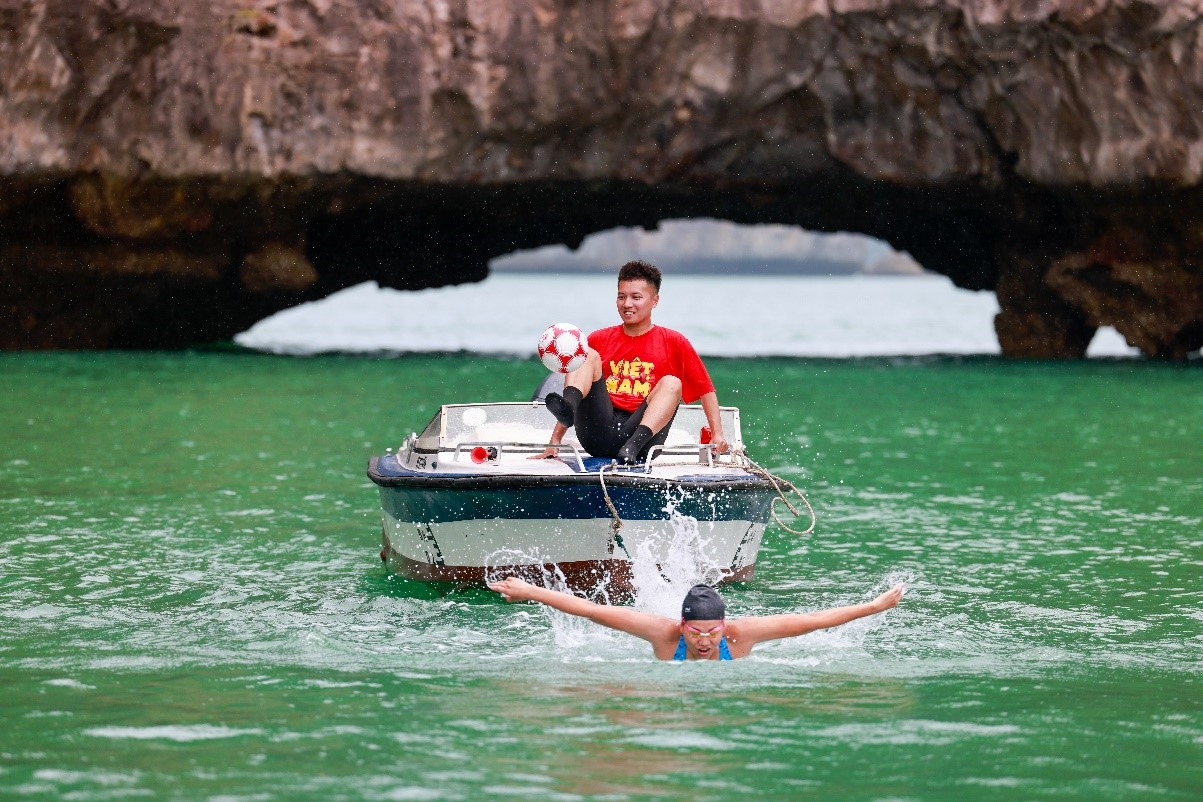 Màn kết hợp độc đáo giữa Ánh Viên và Kim Phúc trên vịnh Hạ Long.