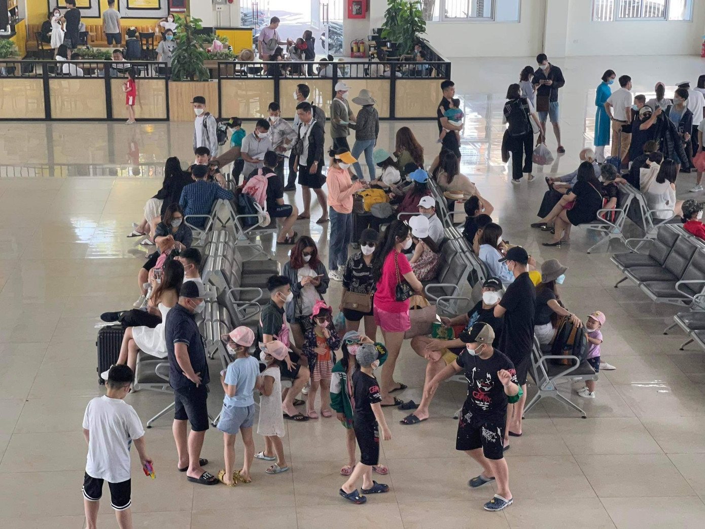 Có hơn 14.000 khách tham quan vịnh Hạ Long trong buổi sáng 2/7.