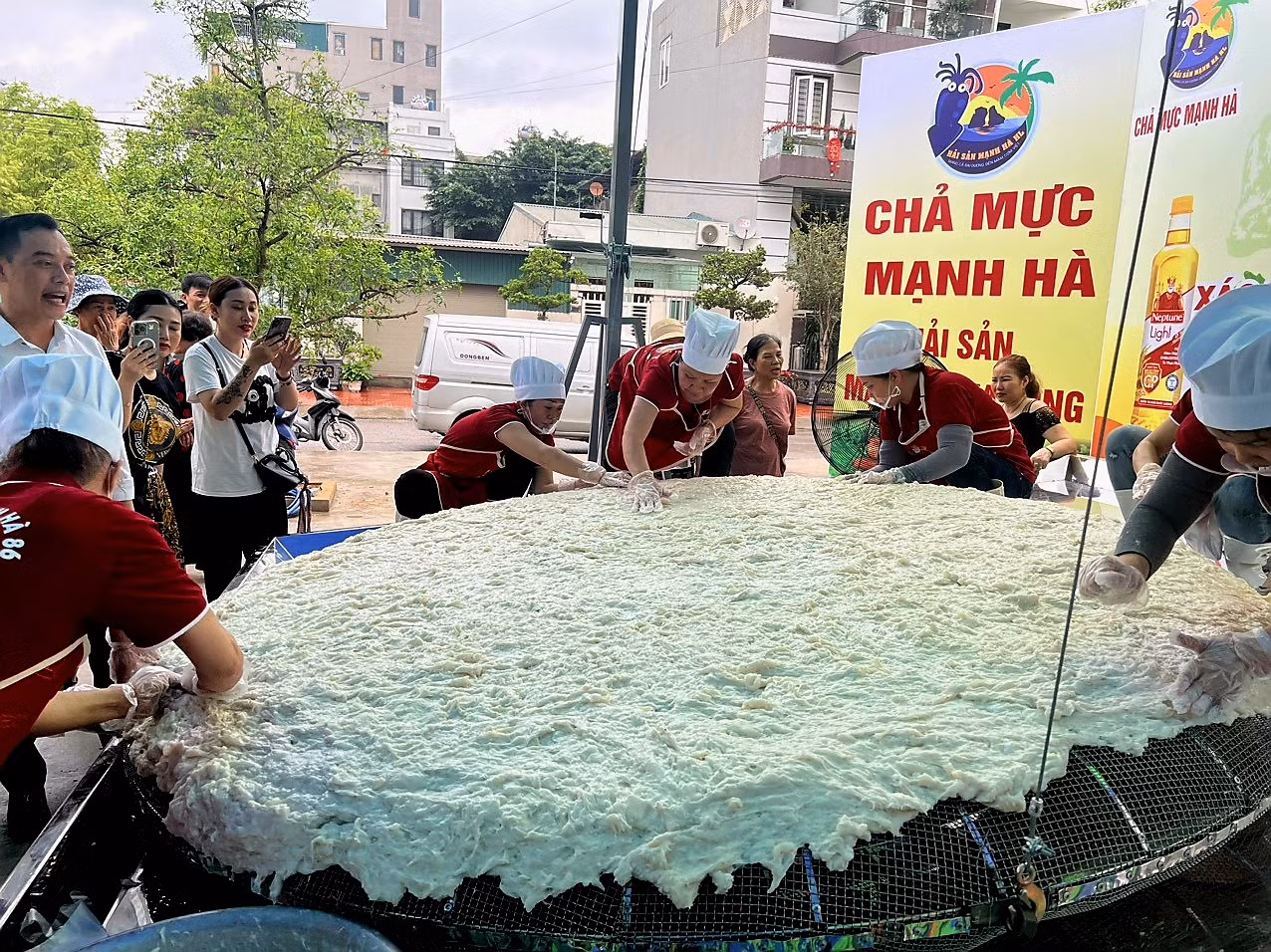 Chả được làm từ nguồn nguyên liệu tại chỗ, đặc biệt tươi ngon. Chả được làm từ nguồn nguyên liệu tại chỗ, đặc biệt tươi ngon.