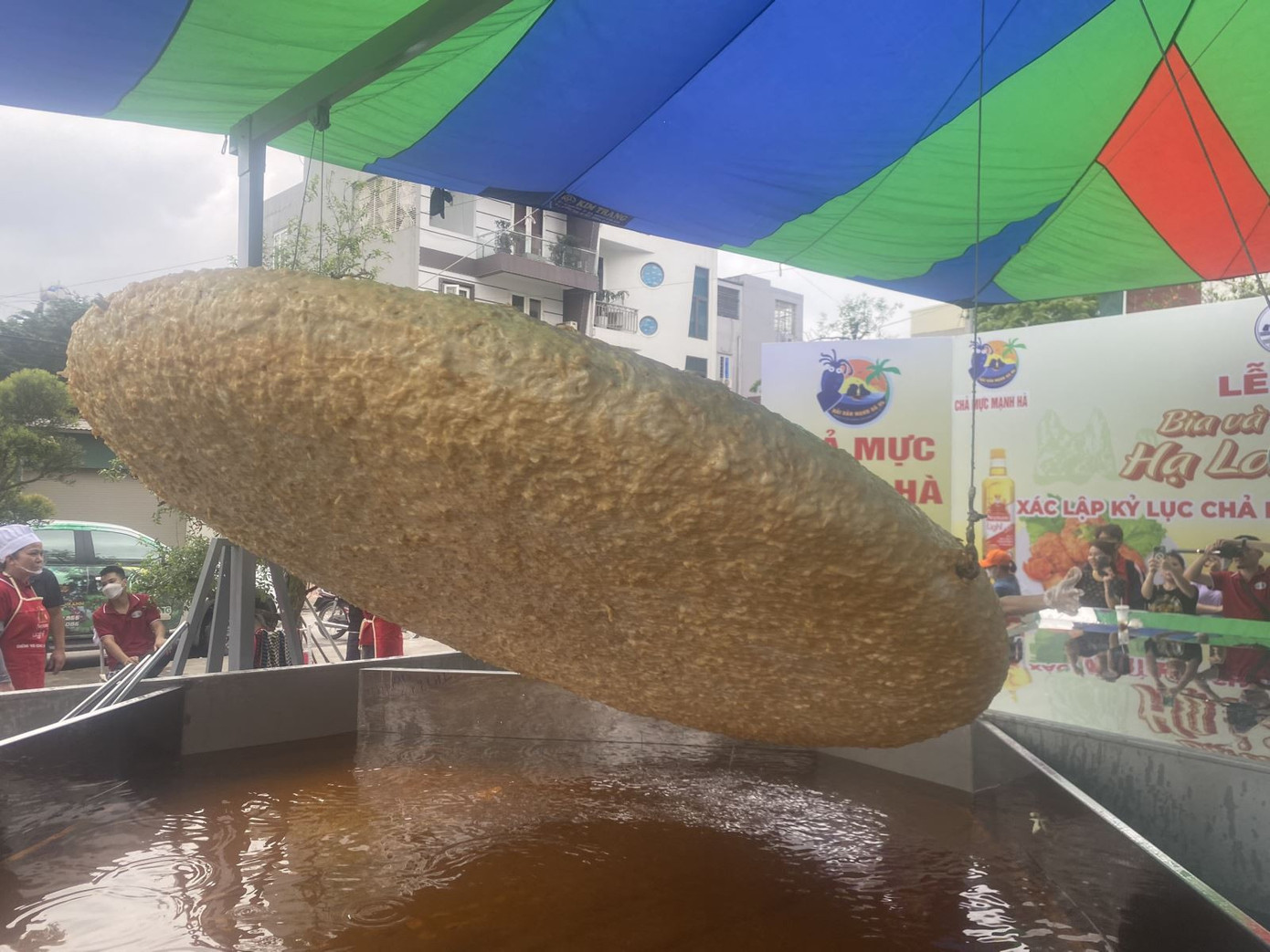 Chiếc chả mực nặng 200kg sau khi rán xong.