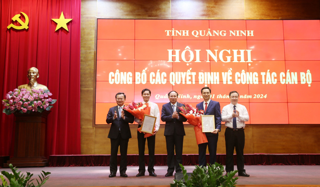 Lãnh đạo tỉnh Quảng Ninh tặng hoa chúc mừng những cán bộ được điều động, luân chuyển. Lãnh đạo tỉnh Quảng Ninh tặng hoa chúc mừng những cán bộ được điều động, luân chuyển.