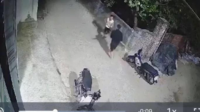 Vụ việc được camera của hàng xóm ông H. ghi lại.