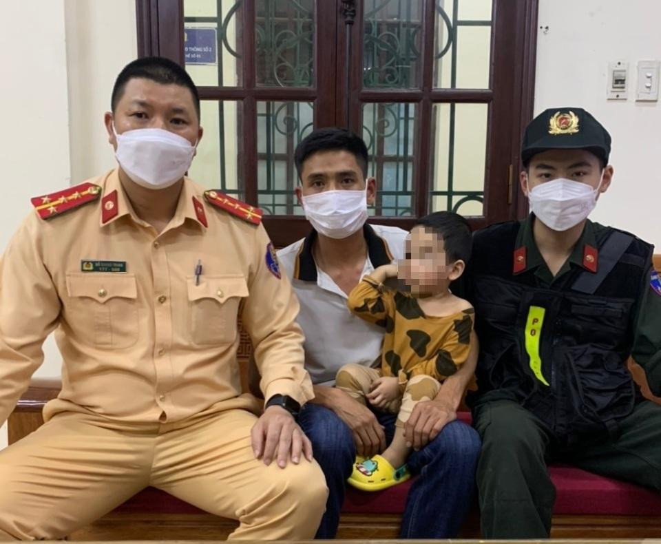 Sau khi vận động và bị khống chế, hai bố con được đưa về trụ sở an toàn. Sau khi vận động và bị khống chế, hai bố con được đưa về trụ sở an toàn.