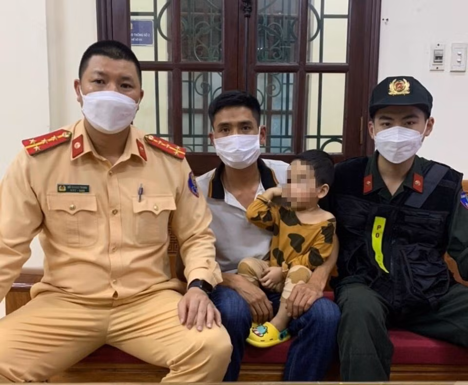 Sau khi vận động và bị khống chế, hai bố con được đưa về trụ sở an toàn.