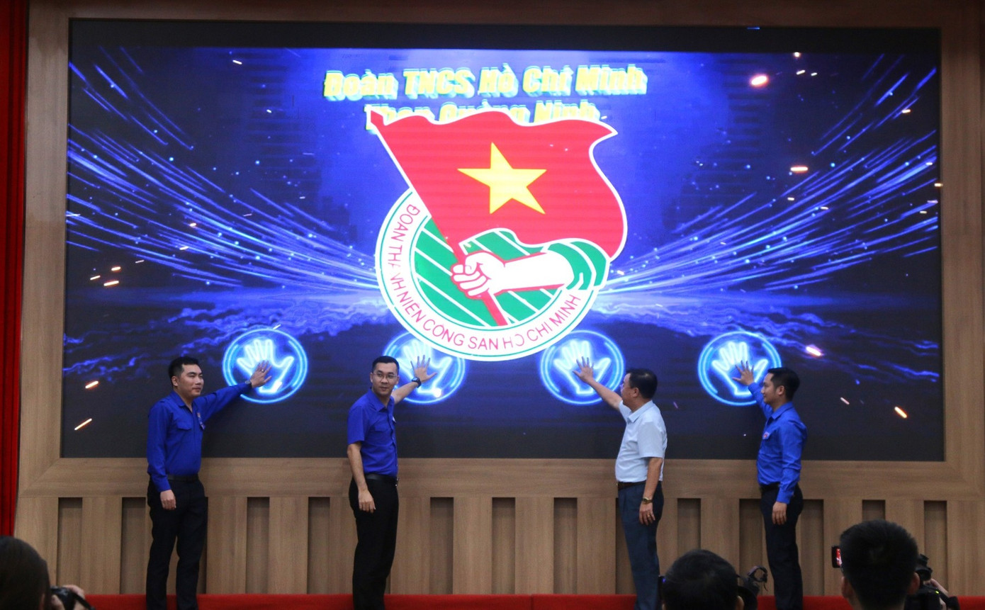 Các đại biểu nhấn nút khởi động Ngày hội Thanh niên Công nhân 2024. Các đại biểu nhấn nút khởi động Ngày hội Thanh niên Công nhân 2024.