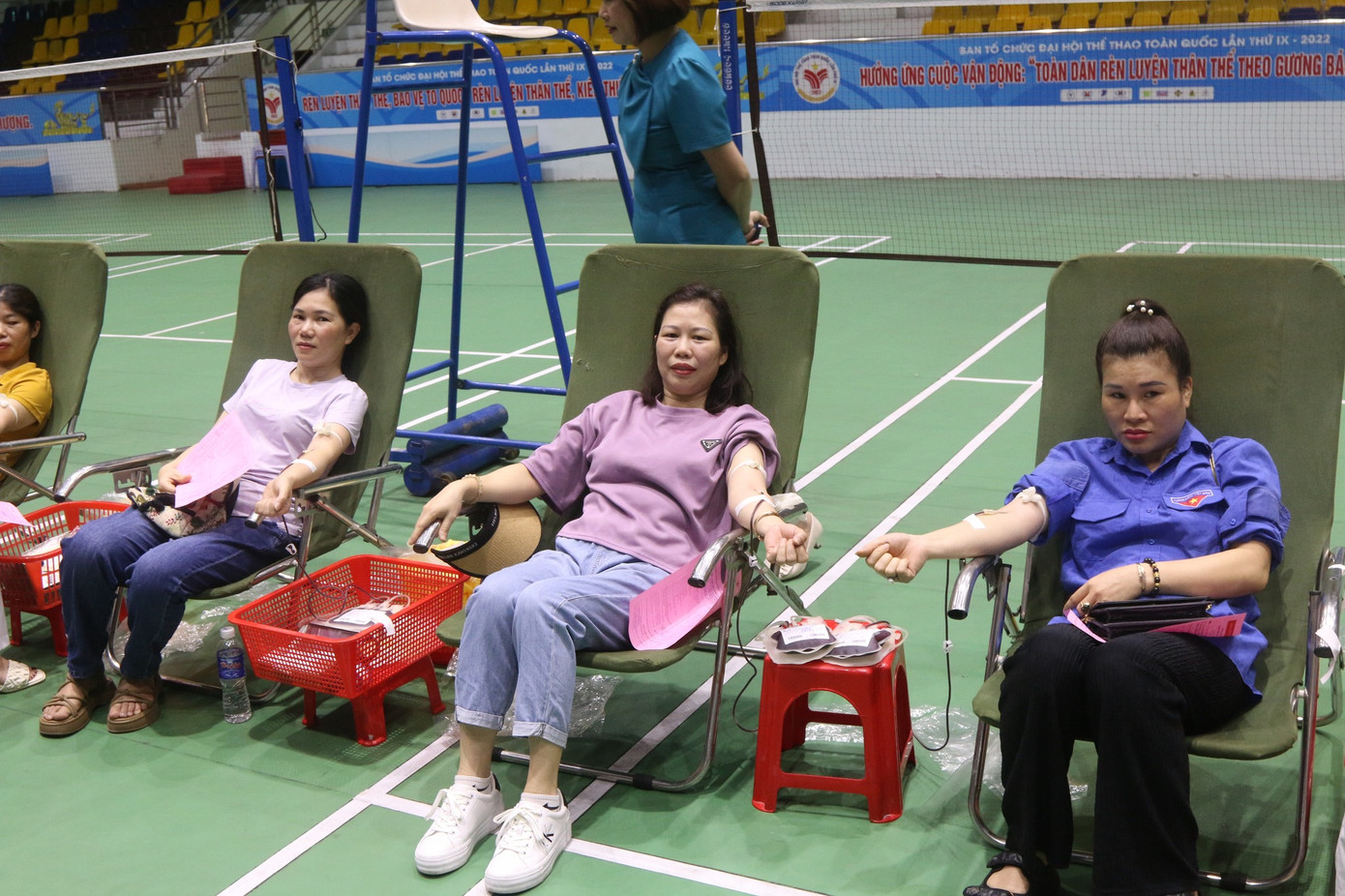 Hàng trăm đơn vị máu được tiếp nhận qua chương trình hiến máu tình nguyện. Hàng trăm đơn vị máu được tiếp nhận qua chương trình hiến máu tình nguyện.