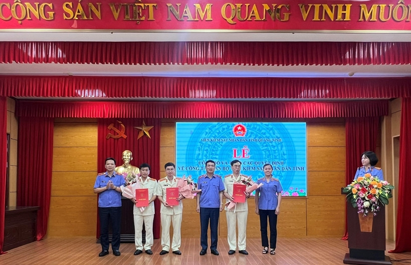 Lãnh đạo VKSND tỉnh Quảng Ninh trao Quyết định và tặng hoa chúc mừng các cán bộ được điều động, bổ nhiệm. Lãnh đạo VKSND tỉnh Quảng Ninh trao Quyết định và tặng hoa chúc mừng các cán bộ được điều động, bổ nhiệm.