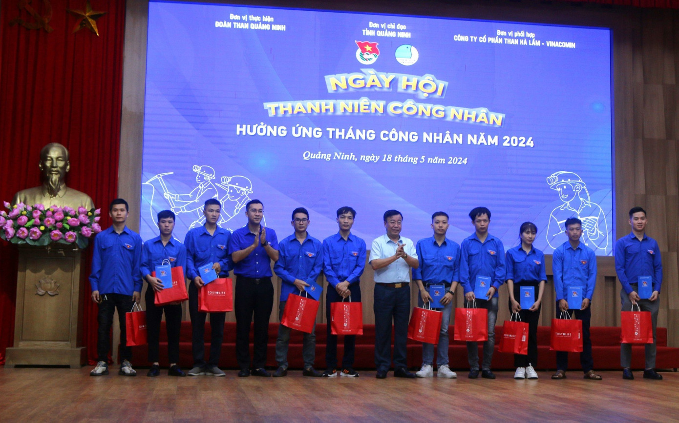 Tặng quà cho các thanh niên công nhân tiêu biểu. Tặng quà cho các thanh niên công nhân tiêu biểu.