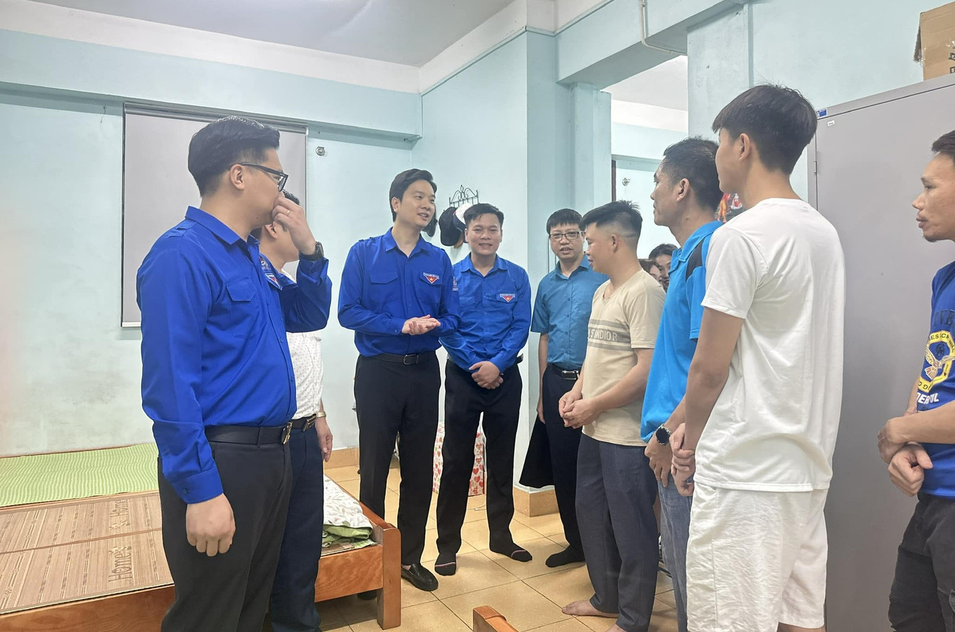 Đại diện tỉnh đoàn thăm hỏi động viên đời sống công nhân Công ty than Hà Lầm. Đại diện tỉnh đoàn thăm hỏi động viên đời sống công nhân Công ty than Hà Lầm.