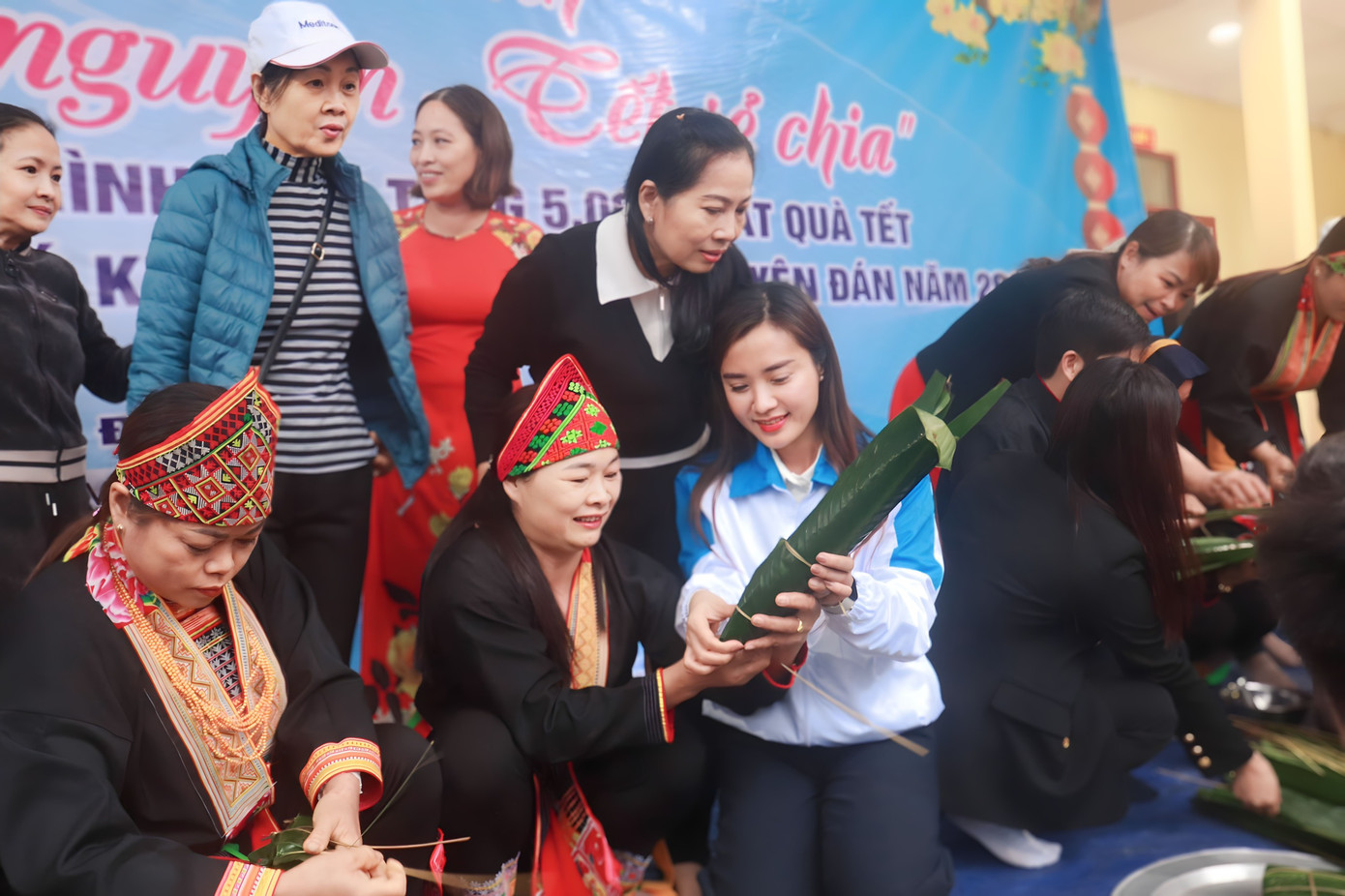 Chương trình Hội trại xuân với hoạt động gói bánh chưng.