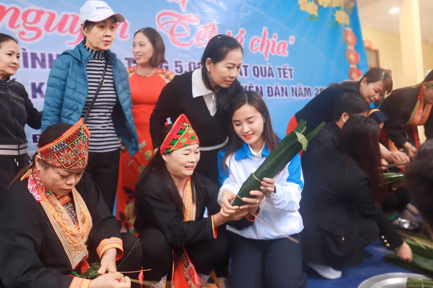 Chương trình Hội trại xuân với hoạt động gói bánh chưng.