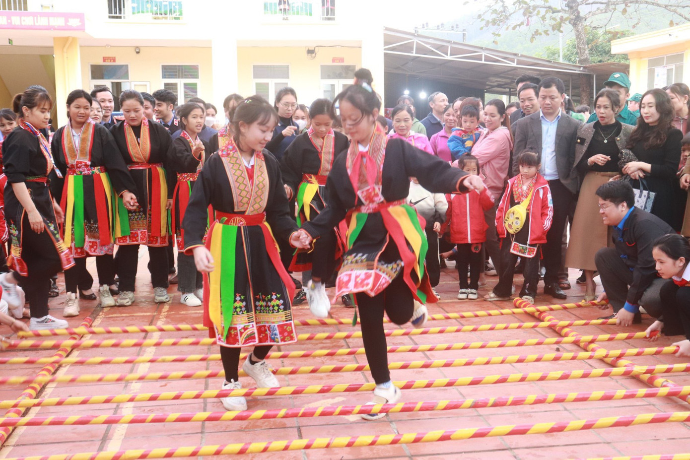 Hội trại xuân với các trò chơi dân gian.