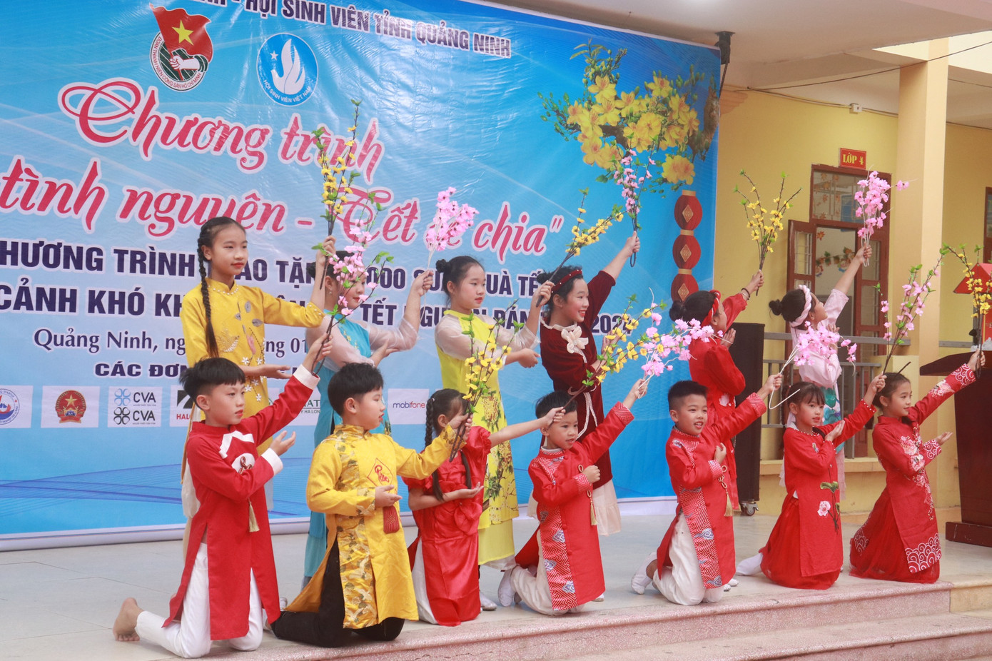 Các tiết mục văn nghệ đặc sắc đến từ các em học sinh.