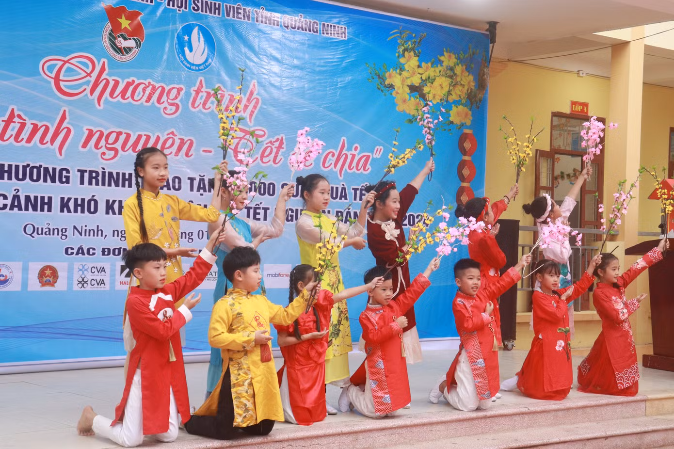 Các tiết mục văn nghệ đặc sắc đến từ các em học sinh.