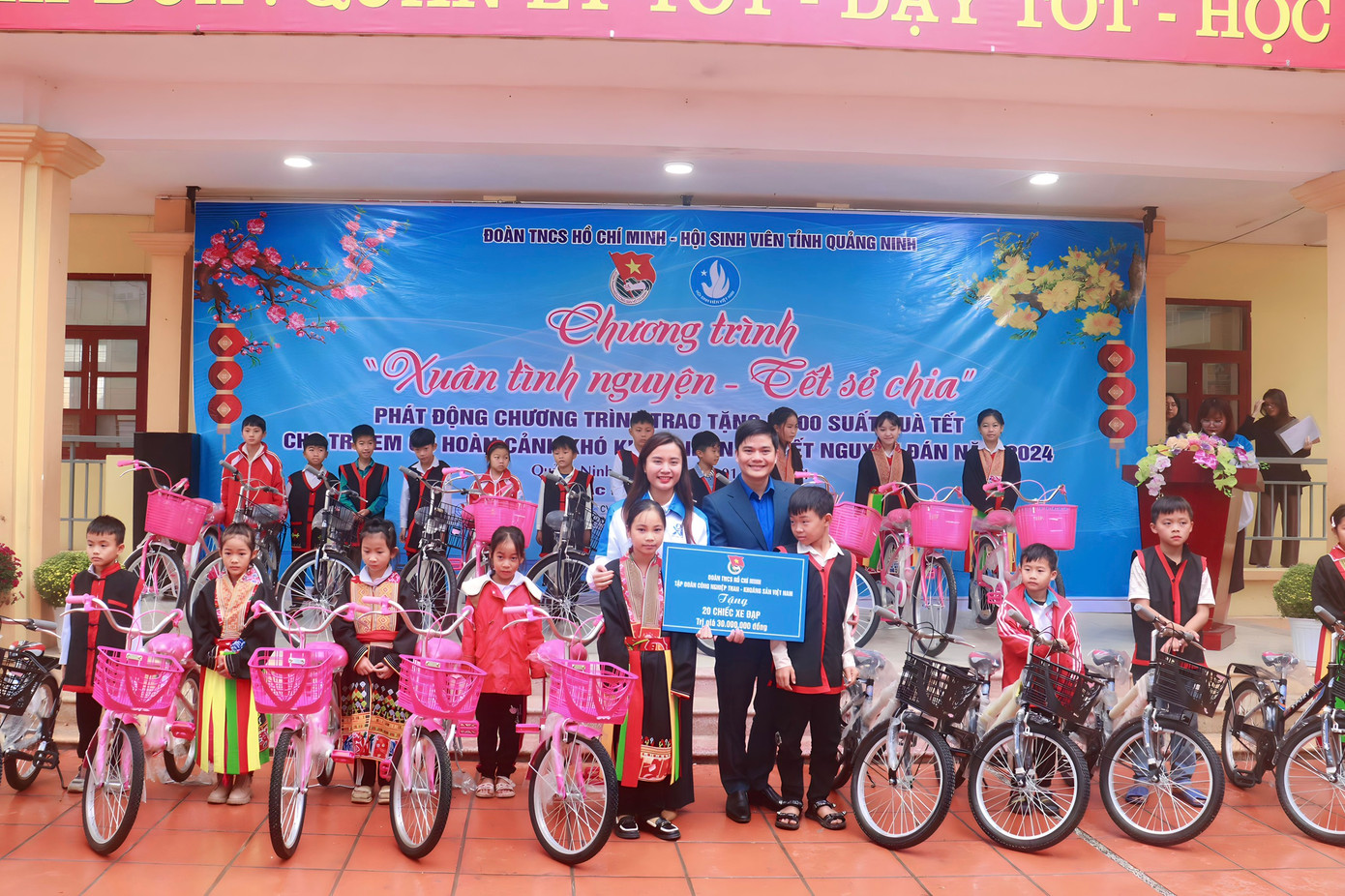 20 chiếc xe đạp dành tặng cho các em học sinh Tiểu học và THCS Đồng Lâm 1