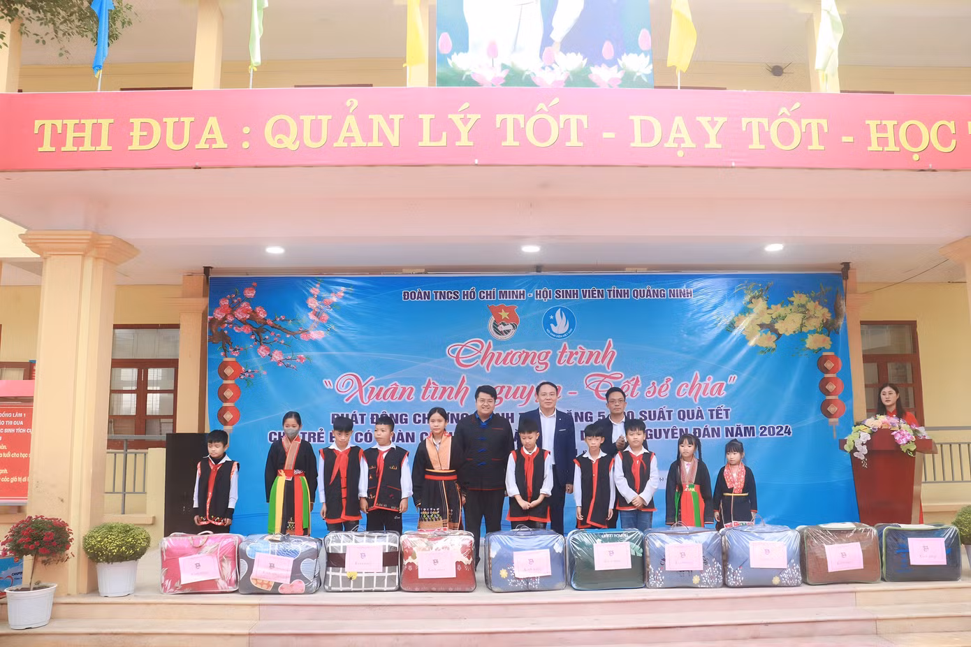 Các em học sinh có hoàn cảnh khó khăn được tặng chăn ấm cùng nhiều phần quà ý nghĩa.