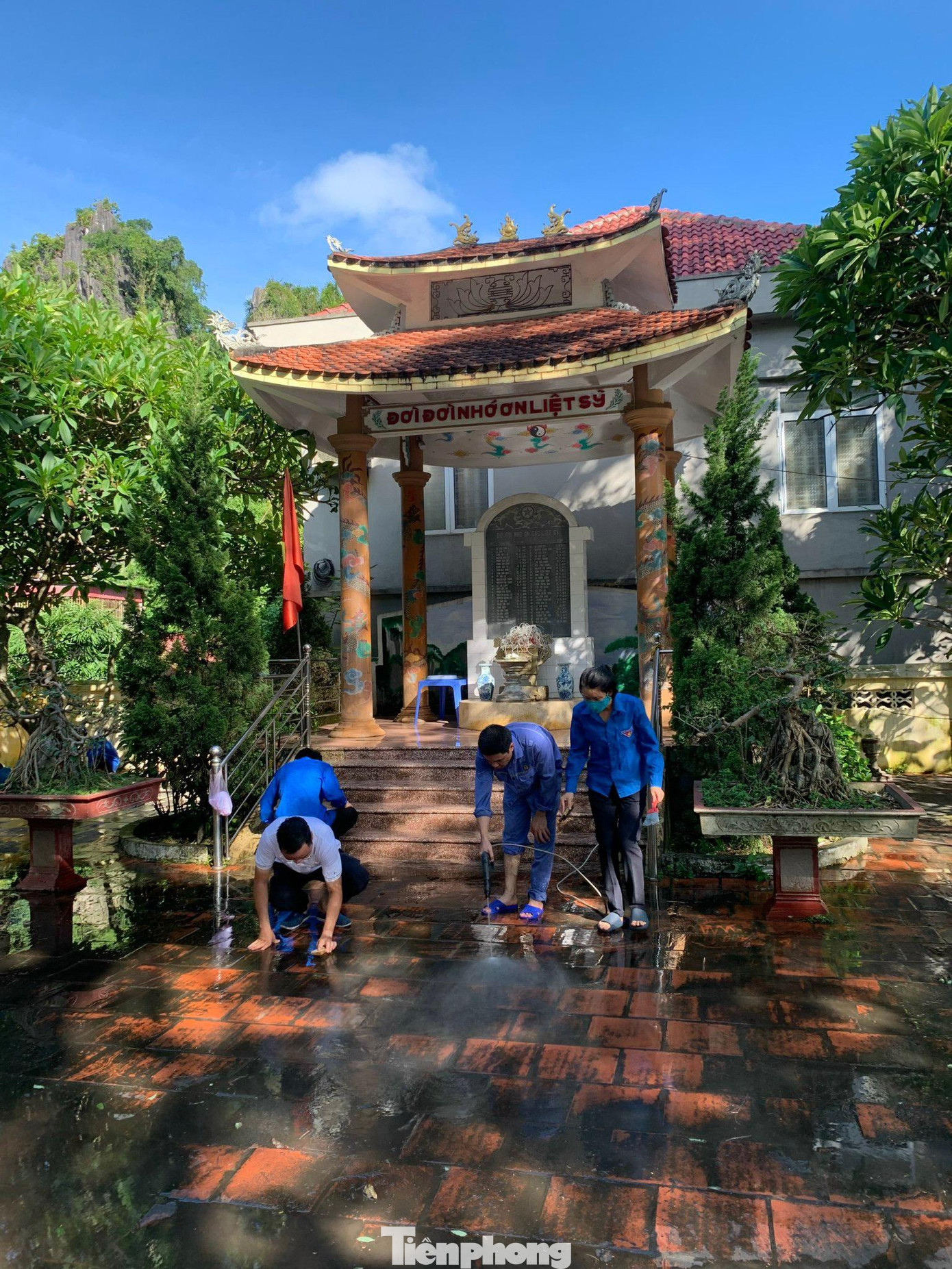 Các đoàn viên tích cực dọn dẹp nghĩa trang liệt sỹ tại địa phương.