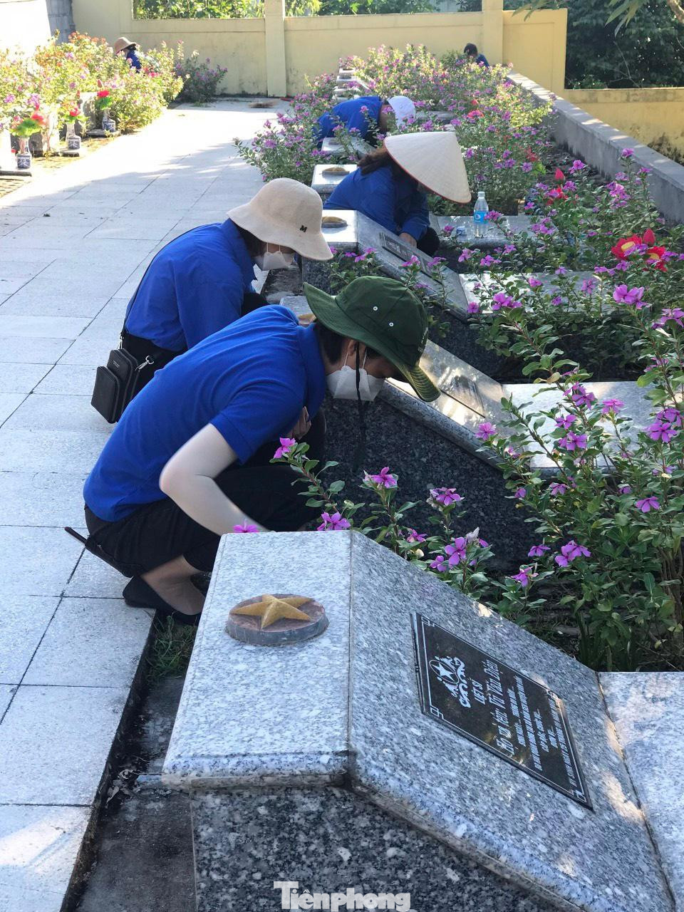 Hình ảnh màu áo xanh tình nguyện có ý nghĩa hơn trong những ngày tri ân tháng 7 này.