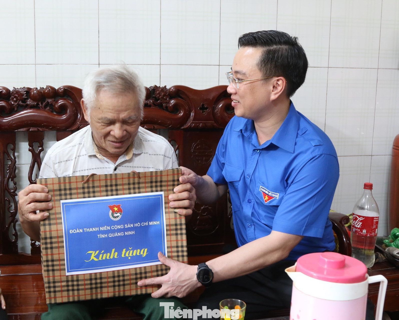 "Nối tiếp truyền thống uống nước nhớ nguồn, tuổi trẻ Quảng Ninh đã và đang nỗ lực thực hiện thêm thật nhiều những phần việc có ý nghĩa đối với những người có công với đất nước, những người không tiếc máu xương vì độc lập dân tộc. Đây cũng là dịp để chúng ta tri ân họ!", anh Hoàng Văn Hải - Bí thư Tỉnh Đoàn Quảng Ninh, nói.