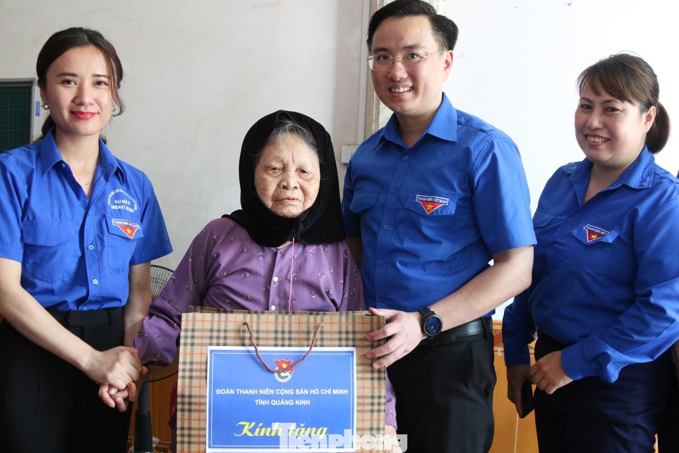 Những món quà nhỏ, những lời động viên thăm hỏi của tuổi trẻ Quảng Ninh đến các Mẹ Việt Nam anh hùng trong tháng tri ân.