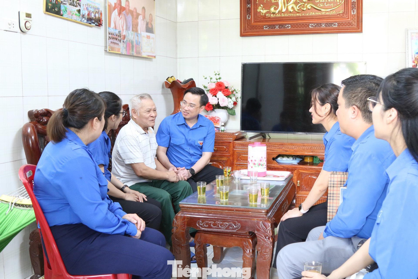 Tỉnh Đoàn Quảng Ninh còn thăm hỏi, tặng quà các thương bệnh binh và những người bị ảnh hưởng sức khỏe sau chiến tranh.