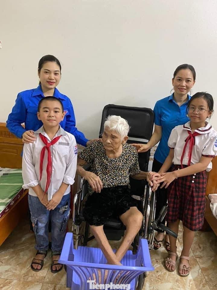 Các đội viên, đoàn viên cũng tích cực tham gia phong trào "Uống nước nhớ nguồn" tại địa phương nơi mình sinh sống.