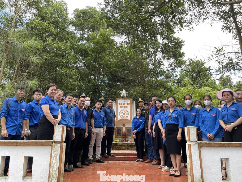 Tổ chức các hoạt động giao lưu, thăm hỏi, tặng quà tại các trung tâm điều dưỡng thương, bệnh binh; ra quân dọn vệ sinh môi trường, tu sửa, chỉnh trang, tạo cảnh quan môi trường sạch đẹp tại các nghĩa trang, tượng đài liệt sĩ...