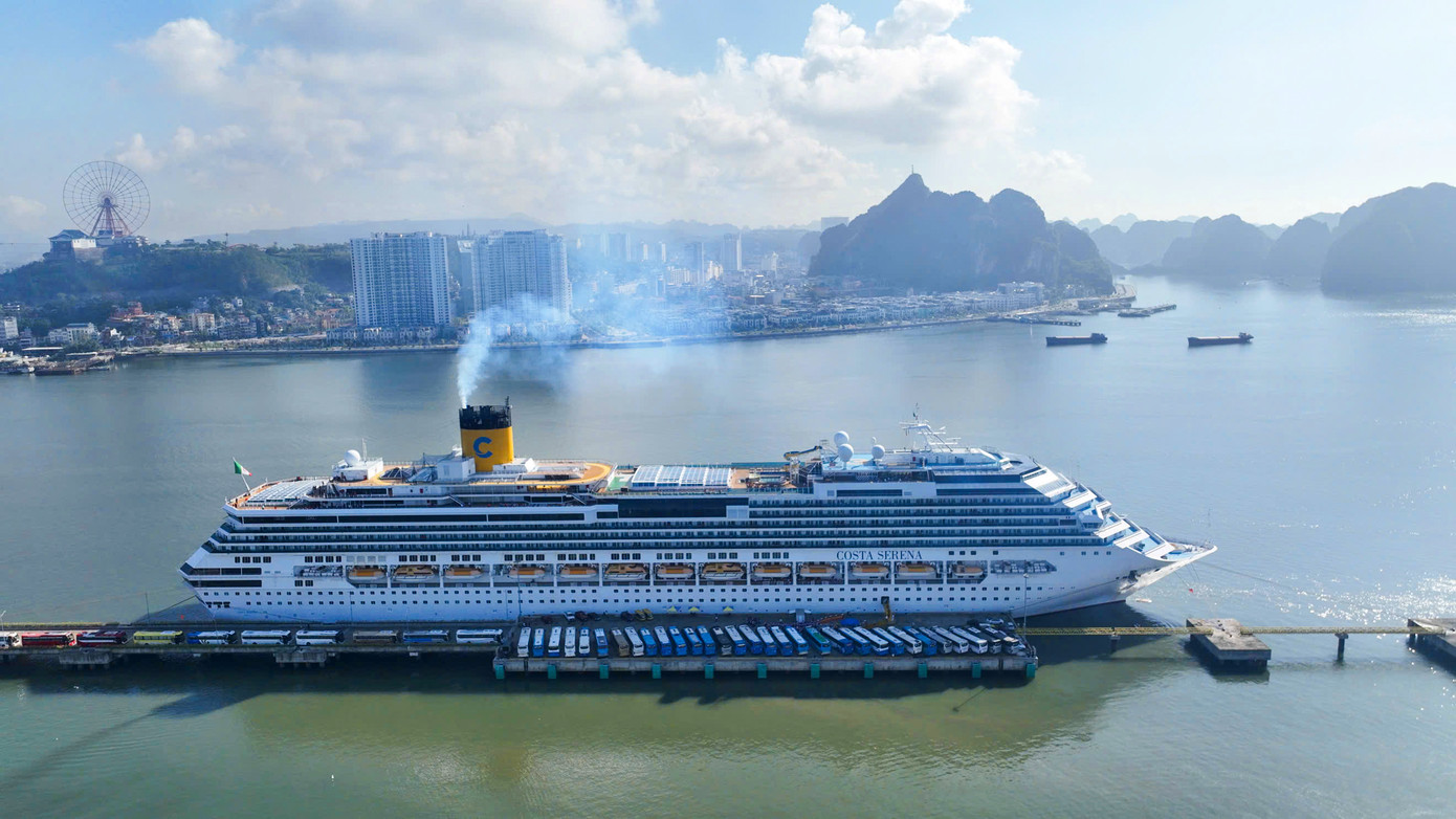 Du thuyền 5 sao đưa hơn 3.000 khách đến Hạ Long.