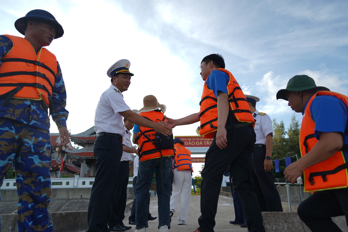 Chuyến Hành trình "Tuổi trẻ vì biển, đảo quê hương" lần thứ 17 do Trung ương Đoàn TNCS Hồ Chí Minh phối hợp với Quân chủng Hải quân vừa diễn ra đã để lại những hình ảnh khó phai với nhiều đại biểu tham dự. Trong đó, hình ảnh những người lính Hải quân đang làm nhiệm vụ trên tàu cũng như tại các đảo thuộc quần đảo Trường Sa gây ấn tượng sâu đậm.