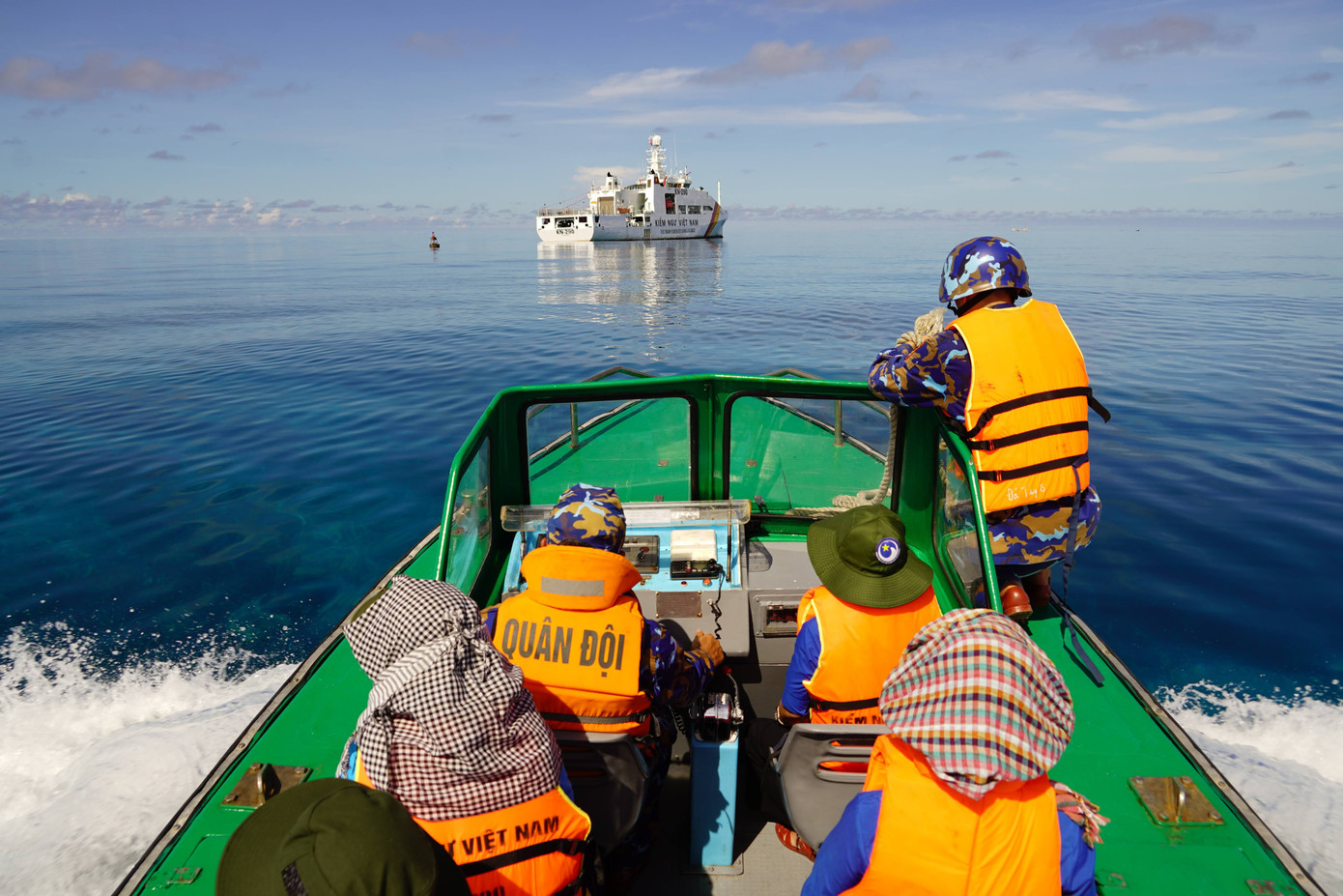 Các chiến sĩ làm nhiệm vụ vận tải người và hàng hóa từ tàu lên đảo và ngược lại.
