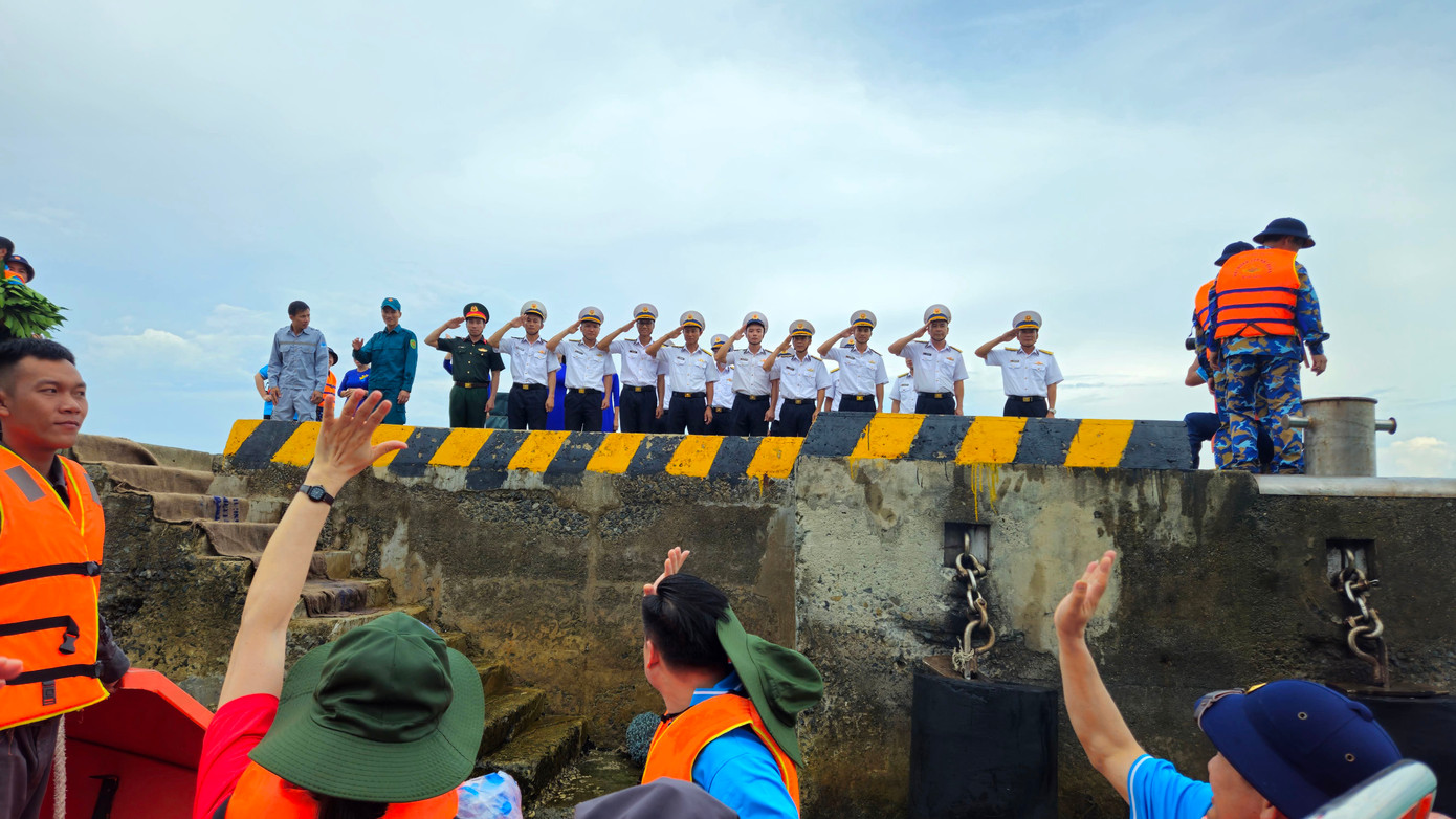 Người lính Hải quân luôn sẵn sàng chiến đấu, hy sinh vì chủ quyền biển đảo thiêng liêng của Tổ quốc, là điểm tựa tin cậy cho nhân dân yên tâm vươn khơi, bám biển, phát triển kinh tế, cùng đồng hành giữ vững chủ quyền biển đảo của Tổ quốc. Nhân dịp kỷ niệm 50 năm giải phóng quần đảo Trường Sa và 70 năm Ngày truyền thống Hải quân nhân dân Việt Nam, xin gửi tới các anh lời chúc tốt đẹp nhất và chúc các anh luôn kiên trung, kiên cường trong sự nghiệp bảo vệ biển đảo của Tổ quốc thân yêu.