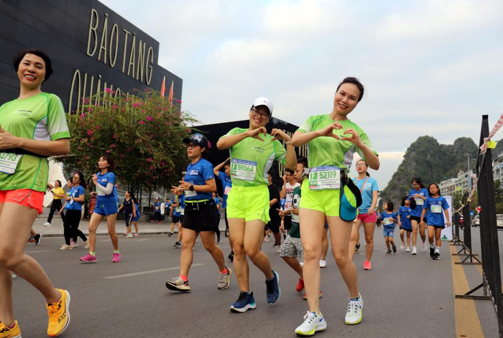 Đường chạy được ban tổ chức lựa chọn theo hành trình đường bao biển Trần Quốc Nghiễn về phía thành phố Cẩm Phả.