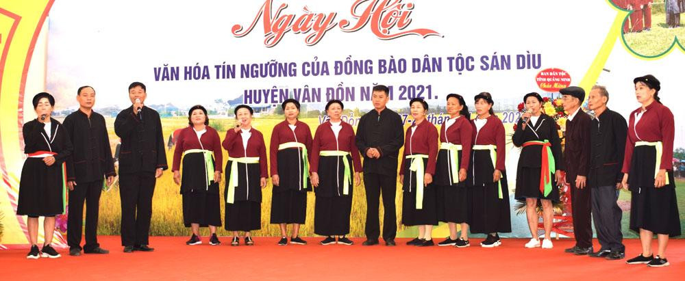 Lễ hội nhằm duy trì khôi phục các nét văn hóa truyền thống tốt đẹp, các phong tục tập quán đặc sắc của cộng đồng dân tộc Sán Dìu trên địa bàn huyện. Đây cũng là sự kiện huyện Vân Đồn cụ thể hóa chỉ đạo của Tỉnh ủy, UBND tỉnh về các giải pháp kích cầu du lịch thích ứng an toàn, linh hoạt, kiểm soát hiệu quả dịch COVID-19. Ảnh Công Thành.