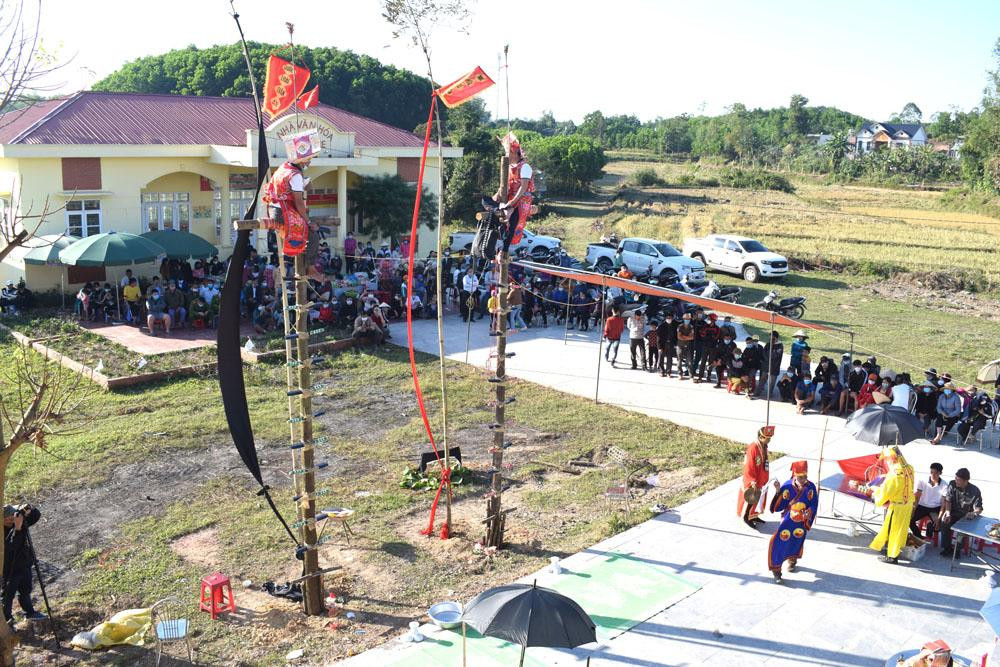 Lễ hội gồm phần lễ và phần hội, trong đó phần hội có chương trình nghệ thuật diễn xướng hát Sọong cô, múa hành quang, lễ dựng cây phan (cây nêu) và một số trò chơi dân gian, thu hút nhiều người dân và du khách tham gia. Ảnh Công Thành.