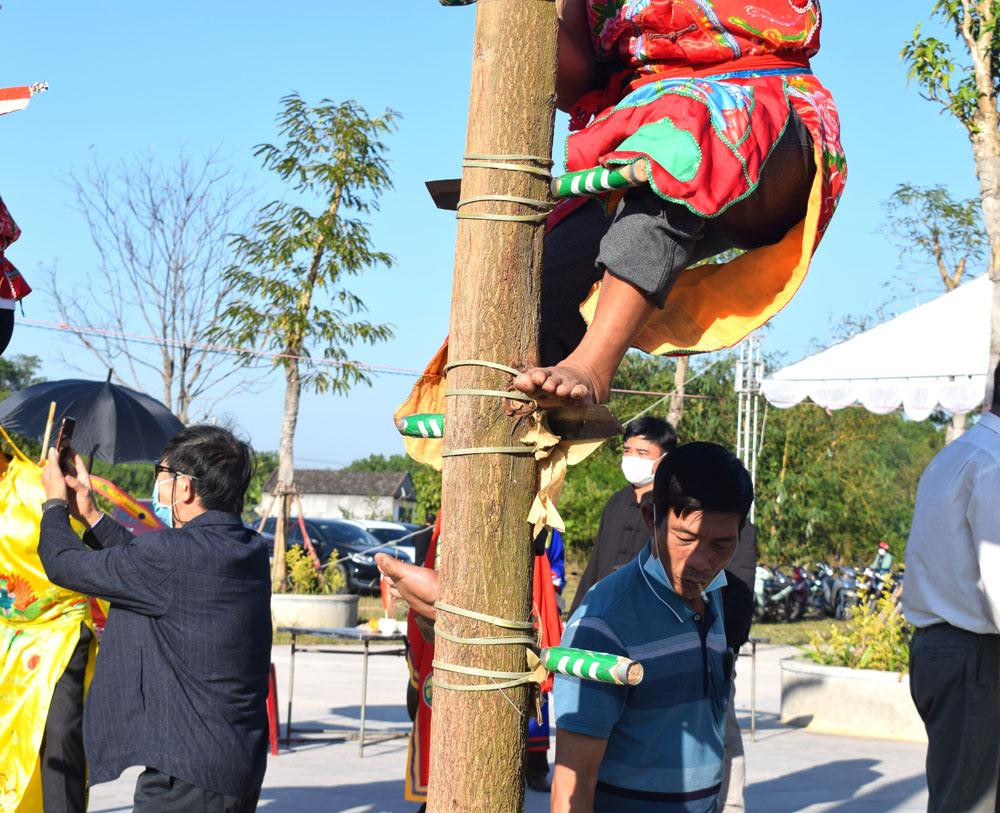 Đặc biệt, phần hội có nghi lễ leo dao cầu mùa của các thầy mo khiến nhiều du khách háo hức, tò mò. Hai thầy mo đi chân đất sẽ trèo lên 2 cây cột có gắn 12 lưỡi dao sắc bén để làm lễ cầu mùa. Ảnh Công Thành.