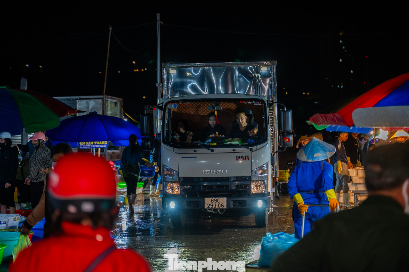 Anh Nguyễn Thành Thái - đầu bếp của hệ thống nhà hàng lớn tại khu du lịch Bãi Cháy, TP. Hạ Long - cho biết anh thường xuyên tự đi chợ đầu mối để lựa hải sản cho nhà hàng.