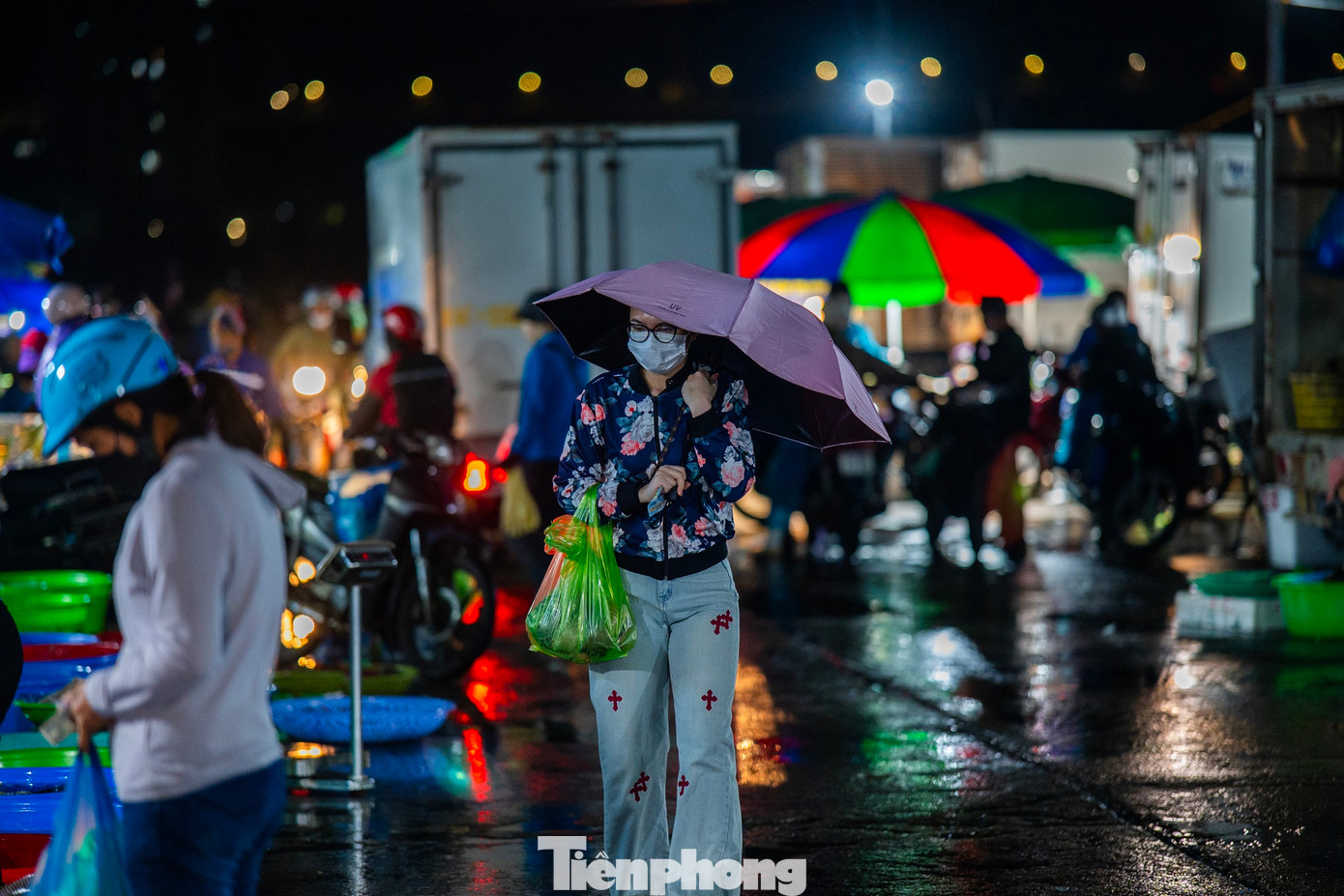 Chị Hoàng Thị Nga - chủ hàng có hơn 20 năm kinh nghiệm, chuyên các loại cá, tôm và hải sản tươi sống - kể, nhiều năm theo nghề, chị có mối liên hệ chặt chẽ với các tàu cá, thuyền chài. Sau chuyến biển, cá tôm được chuyển tải ngay vào bến. “Từ đây, thủy hải sản được phân loại, bán ngay tại chợ, chuyển đi khắp thành phố hoặc trượt đá đưa vào các xe đông lạnh bảo quản để đưa đi các nhà hàng ở khu vực miền Bắc. Nhiều chủ hàng như chúng tôi còn có hẳn tàu chạy cá... nên hàng lúc nào cũng đảm bảo tươi, ngon, đa dạng”, chị Nga chia sẻ.