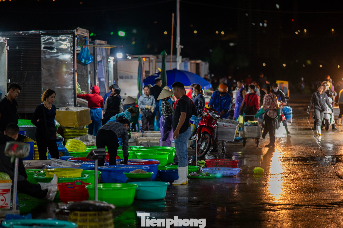 Theo các tiểu thương, tuy chợ họp ban đêm nhưng thu hút nhiều người đến mua vì độ tươi ngon của hải sản và vì là chợ đầu mối nên giá cũng rẻ hơn 10-15% so với khi mua tại các chợ họp ban ngày.