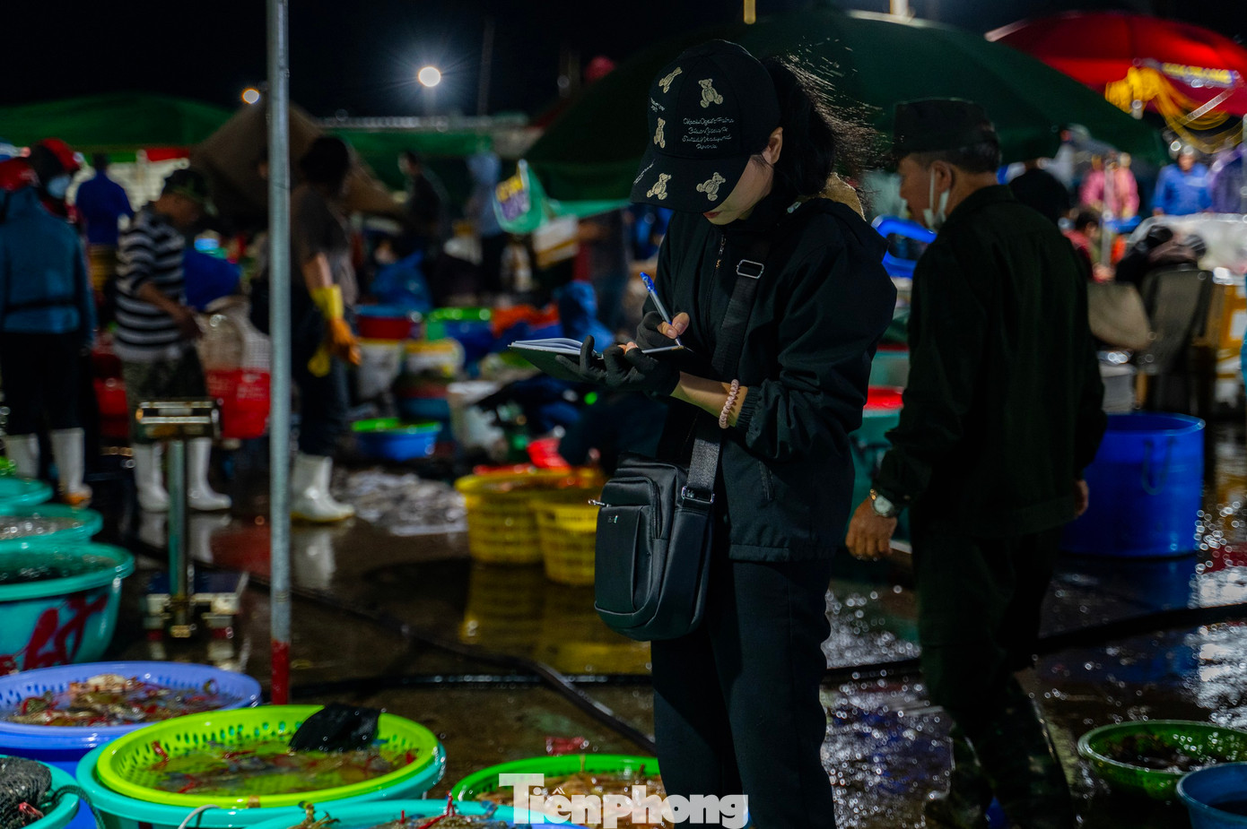 “Hải sản đa dạng, tươi cùng với giá hợp lý và có nhiều lựa chọn nên tôi đã phải thức đêm, dậy sớm, thậm chí từ 21h đêm hôm trước để đón những chuyến hàng đầu tiên cập bến cho tới tận sáng hôm sau”, anh Thái chia sẻ.