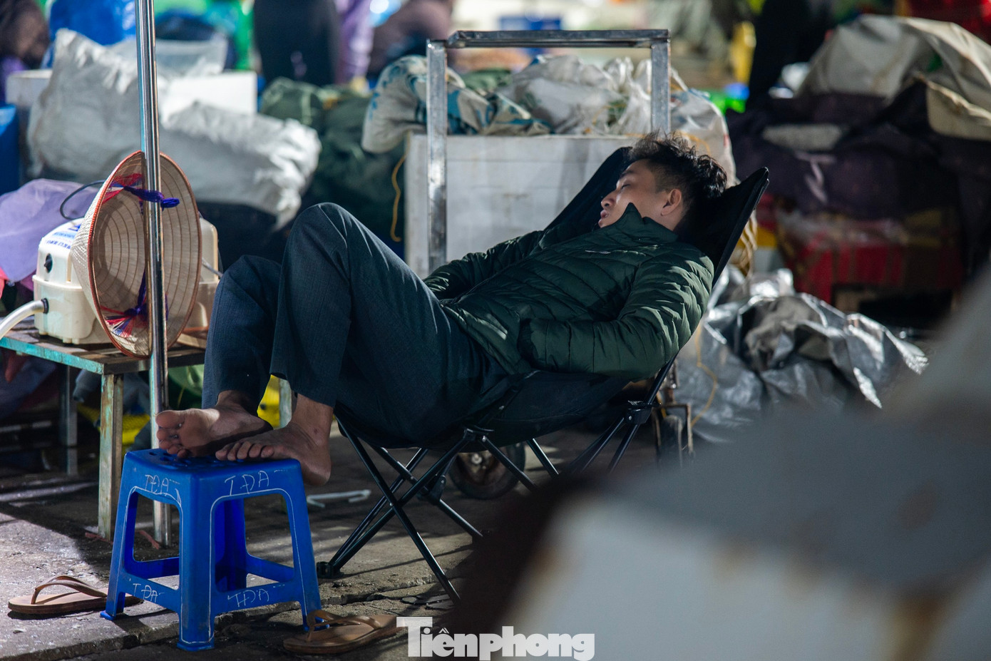 Nhiều tiểu thương tranh thủ ngủ tại chỗ trong lúc chờ tàu về hoặc đại lý đến lấy hàng.
