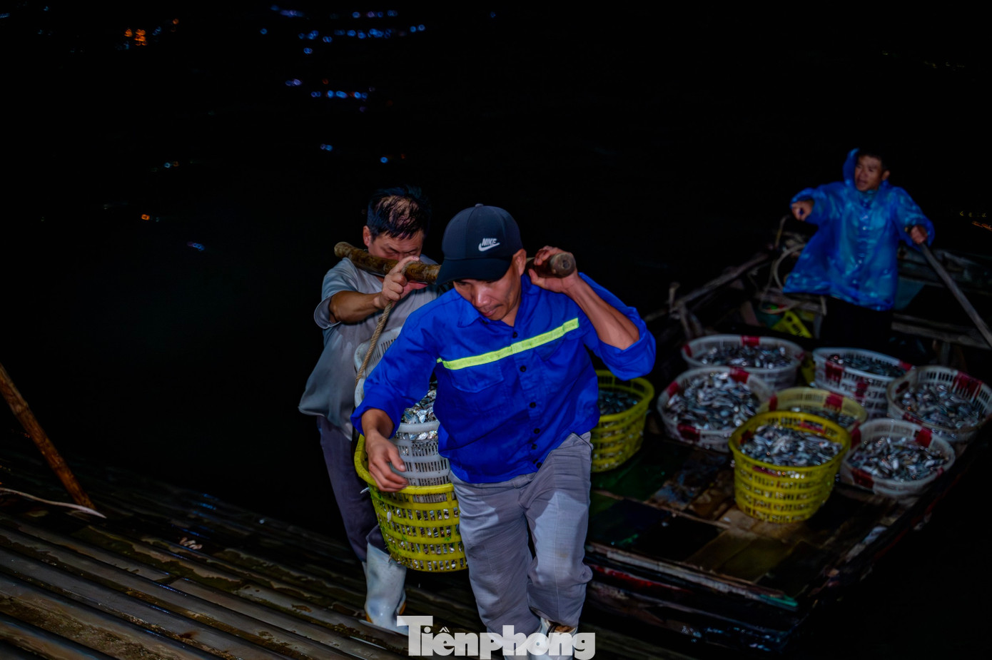 Theo các tiểu thương dày kinh nghiệm gắn bó với chợ bởi chợ cá gắn liền với các chuyến biển từ đêm hôm trước của ngư dân, nên hải sản thường rất tươi và đa dạng…